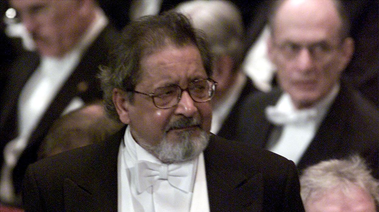 V.S. Naipaul, momentos antes de recibir el Nobel de Literatura de 2001