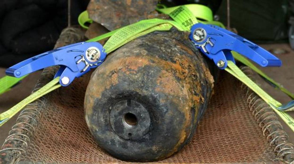 Foto de archivo: Una bomba de la II Guerra Mundial hallada en Berlín en 2013