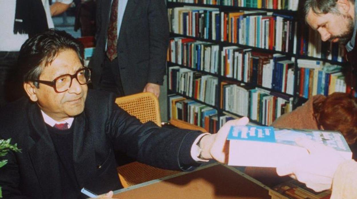 Naipaul durante una firma de libros en Amsterdam en 1991