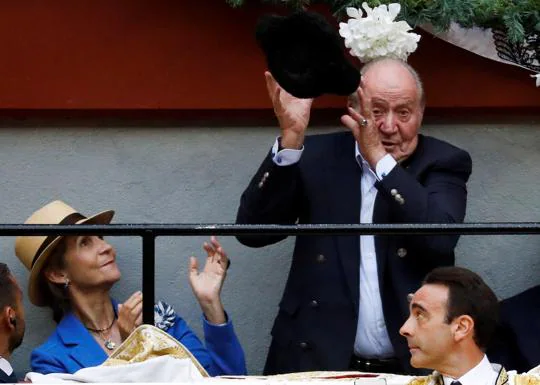 Don Juan Carlos recibe el brindis de Enrique Ponce, en presencia de Doña Elena