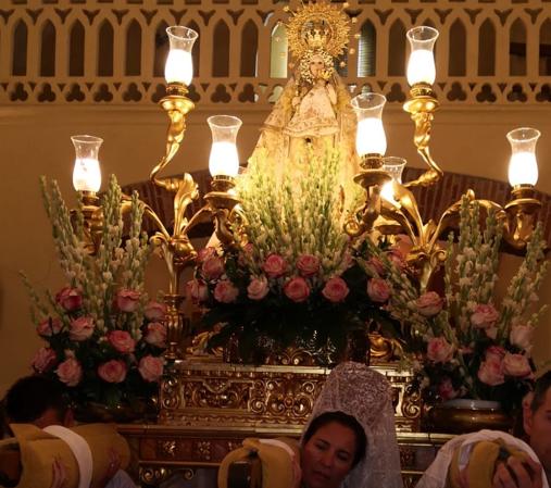 La Virgen de la Cueva, a hombros de la Hermana Mayor de la Cofradía, María de la Cueva López Manzano, y otros devotos