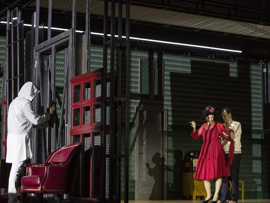 Sean Panikkar, Vera Lotte Boecker y Russell Braun, en una escena de la ópera