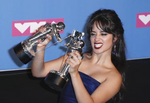 Camila Cabello con sus dos galardones