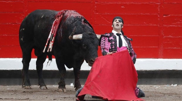 Cariñosa despedida a Juan José Padilla en Bilbao