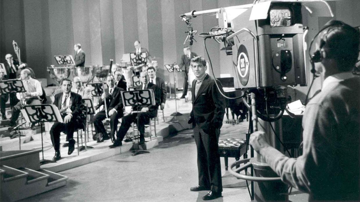 Leonard Bernstein, durante la grabación de uno de sus conciertos para jóvenes