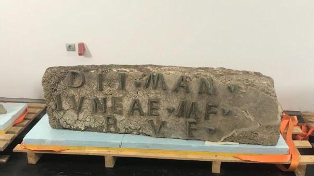 Hallan en Baelo Claudia una inscripción funeraria en bronce única en Hispania