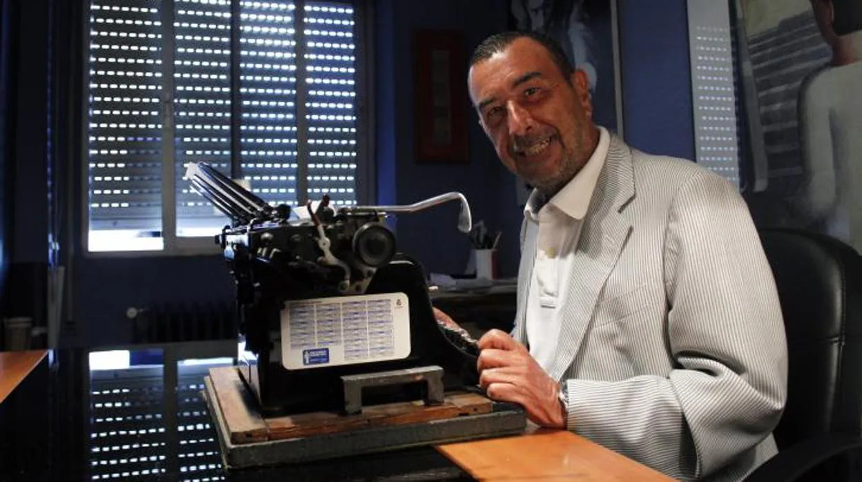 Garci, en el despacho de su casa donde ha escrito –a máquina– algunas de las películas españolas mejor valoradas