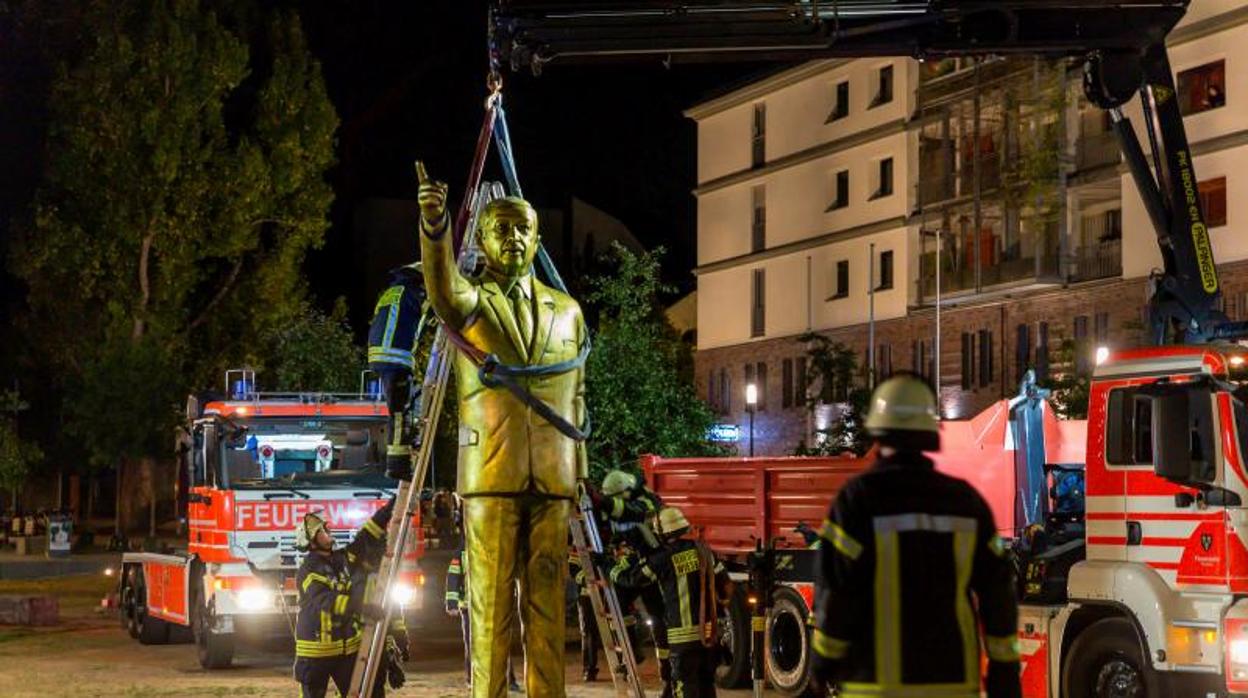 La estatua de Erdogan siendo removida por los bomberos de Wiesbaden