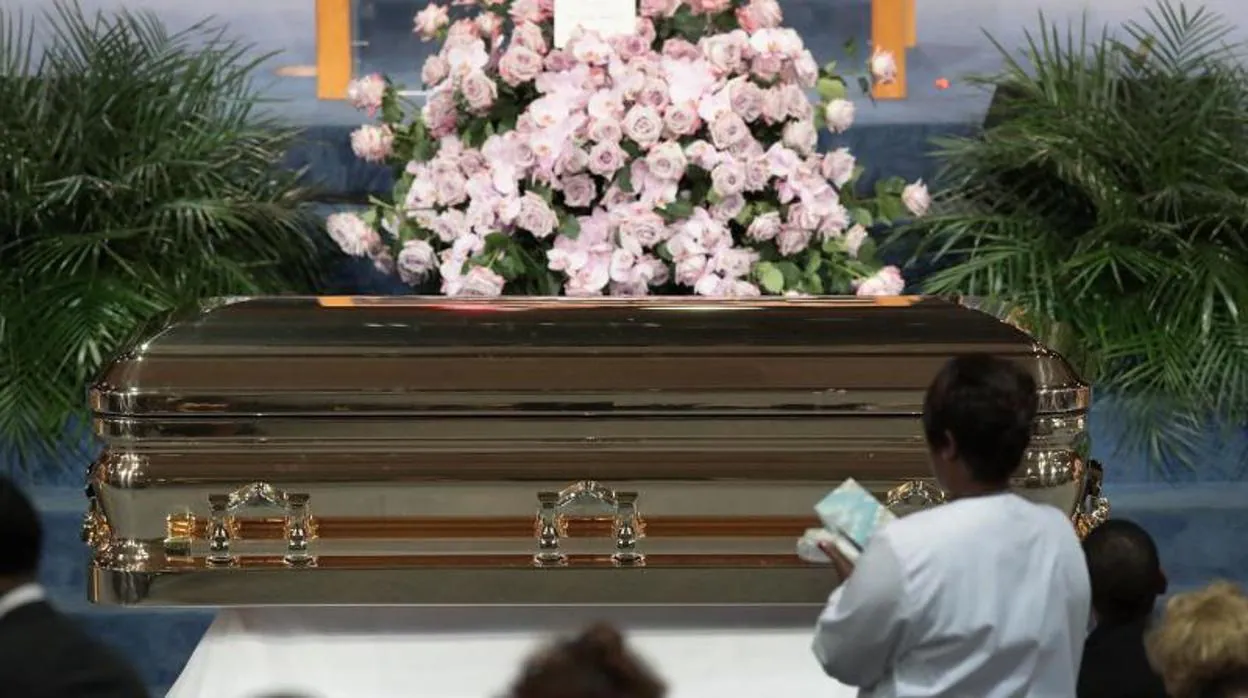 Los restos de la diva del soul Aretha Franklin reposan en el ataud para su despedida final