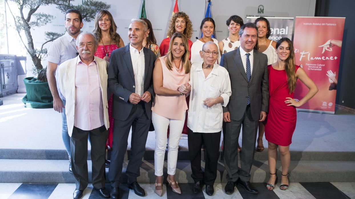 La presidenta de la Junta y el alcalde, en San Telmo con algunos de los artistas de la Bienal