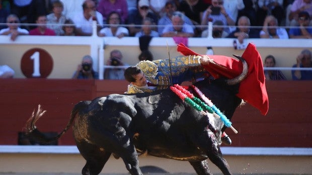 Un toro arranca la femoral a Thomas Joubert en Bayona