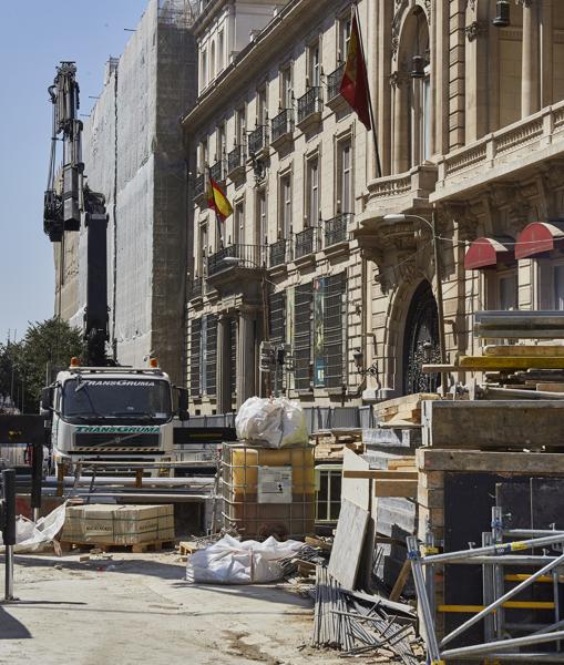 La puerta de la Academia (sobre la que ondea la bandera de España) está sitiada por las obras del entorno