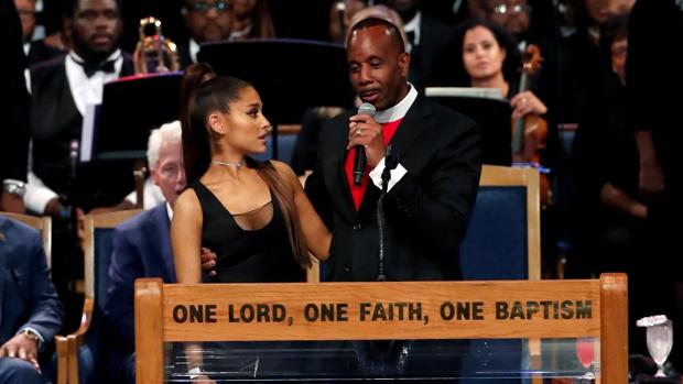 El obispo del funeral de Aretha Franklin pide disculpas por manosear a Ariana Grande