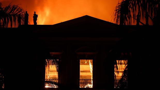 Un incendio devora el Museo Nacional de Río de Janeiro