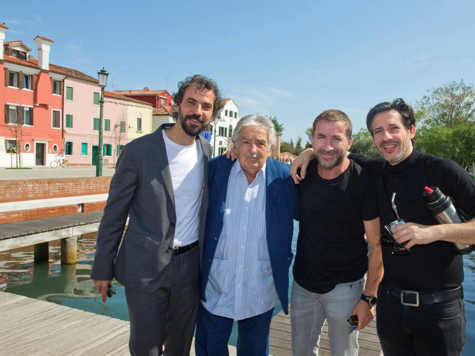 José Mujica, con el director Álvaro Brechner (i) y los actores Antonio de la Torre y Alfonso Tort