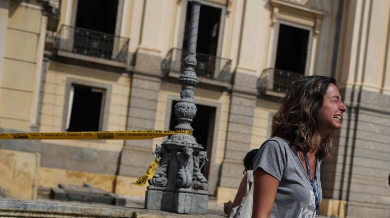 Una funcionaria llora a las puertas del Museo Nacional de Río de Janeiro (Brasil)