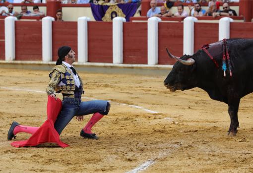 Juan José Padilla, con unos vaqueros, en un desplante rodilla en tierra