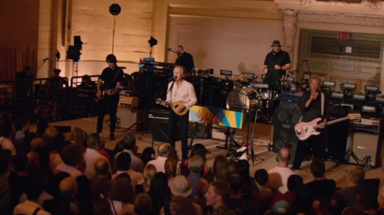 Paul McCartney durante su actuación sorpresa en la Grand Central Station de Nueva York