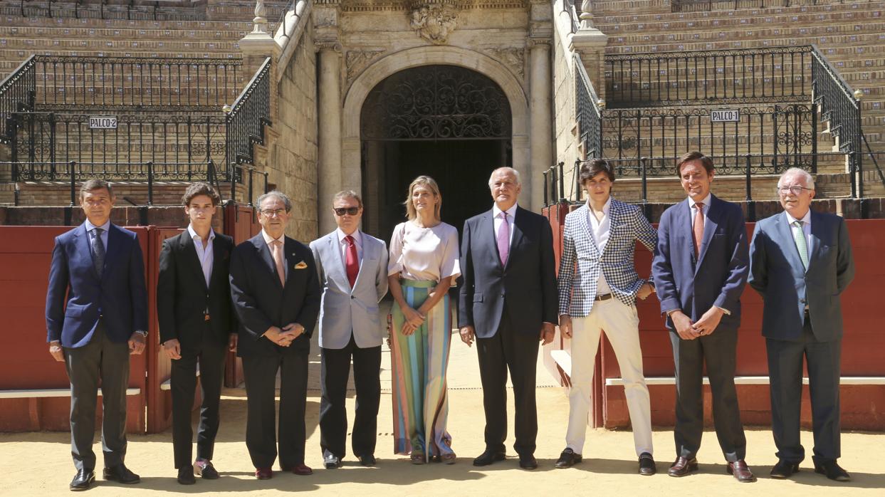 Ramón Valencia y José Antonio Ferández Cabrero junto a diestros y organizadores del festival