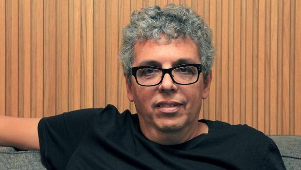 Pedro Guerra: «Intento tomar distancia con el aura de leyenda que le ven a "Golosinas"»