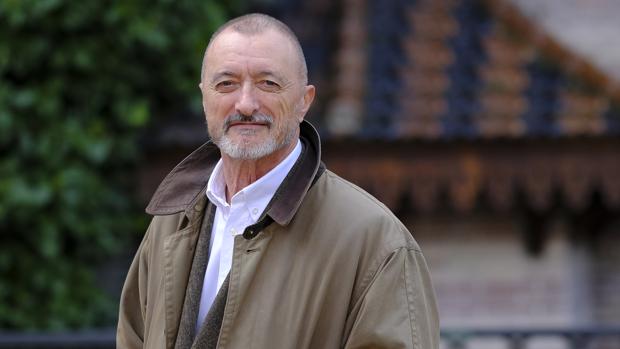 El tuit (sin palabras) de Pérez-Reverte por el que ha recibido el agradecimiento de la Policía y la Guardia Civil