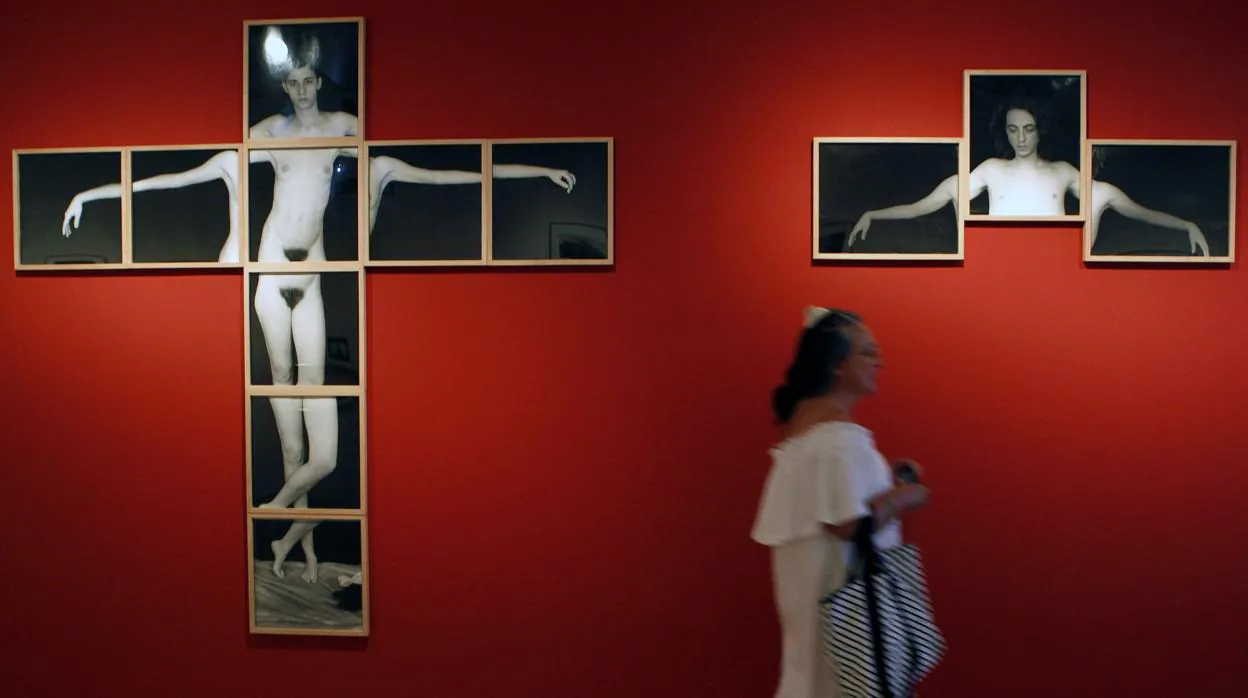 Una visitante observa obras del fotógrafo argentino Humberto Rivas (1937-2009), en la exposición de la Fundación Mapfre