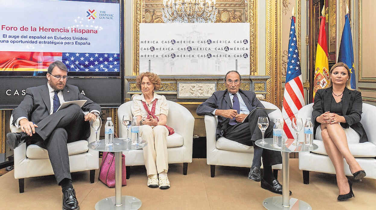 De izquierda a derecha, Daniel Ureña (presidente de The Hispanic Council), Carmen Iglesias, Emilio Lamo y María Rozman