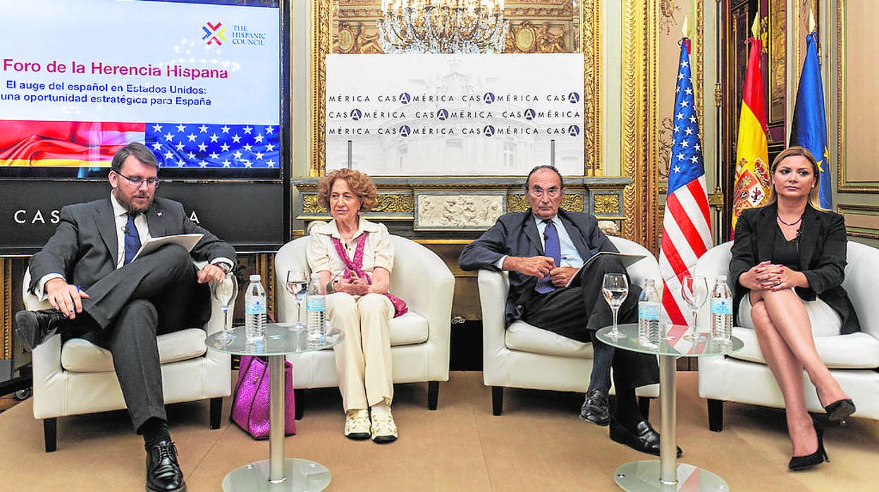 De izquierda a derecha, Daniel Ureña (presidente de The Hispanic Council), Carmen Iglesias, Emilio Lamo y María Rozman