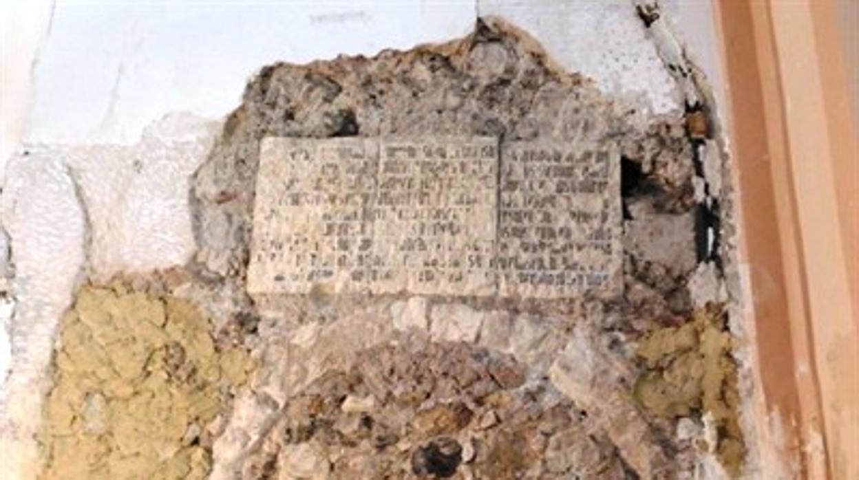 Las tres losas con la inscripción y el arco hallados empotrados en un muro de la iglesia de San Nicolás de Bari