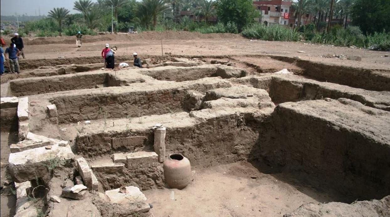 El edificio descubierto cerca del museo Mit Rahina de Guiza