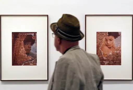 Un hombre contempla dos de las fotografías de Luigi Ghirri