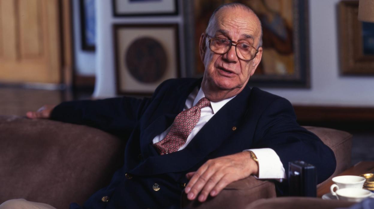 El escritor Camilo José Cela, premio Nobel de Literatura