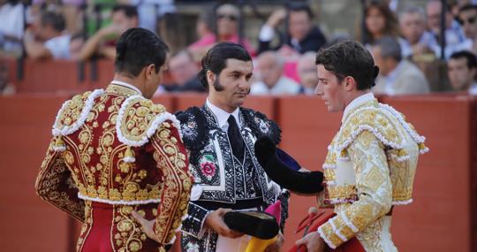 Alfonso Cadaval tomó la alternativa de manos de Morante y en presencia de Manzanares