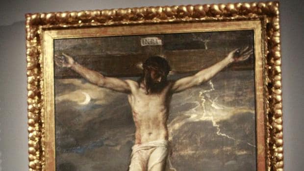 El «Cristo Crucificado» de Tiziano cayó bocabajo sobre una valiosa cajonera del siglo XVI