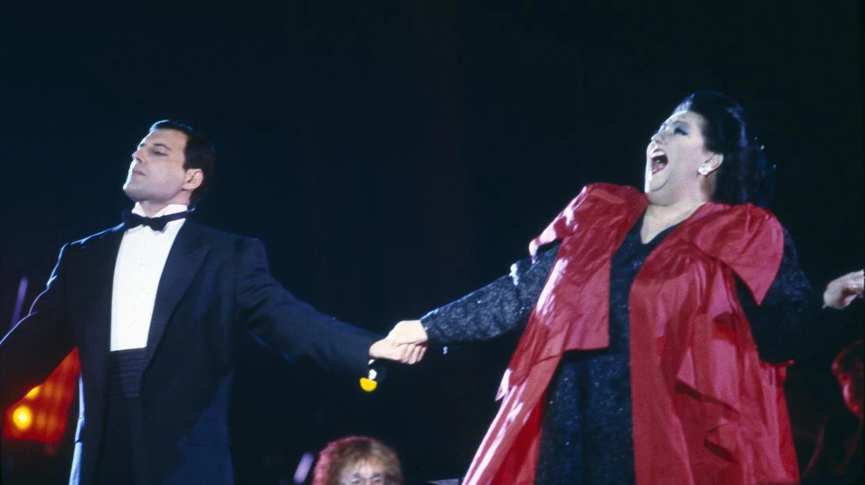 Freddie Mercury y Montserrat Caballé, juntos durante una actuación