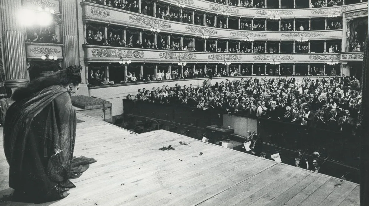 Montserrat Caballé recibe la ovación del público de la Scala tras su interpretación de «Norma»