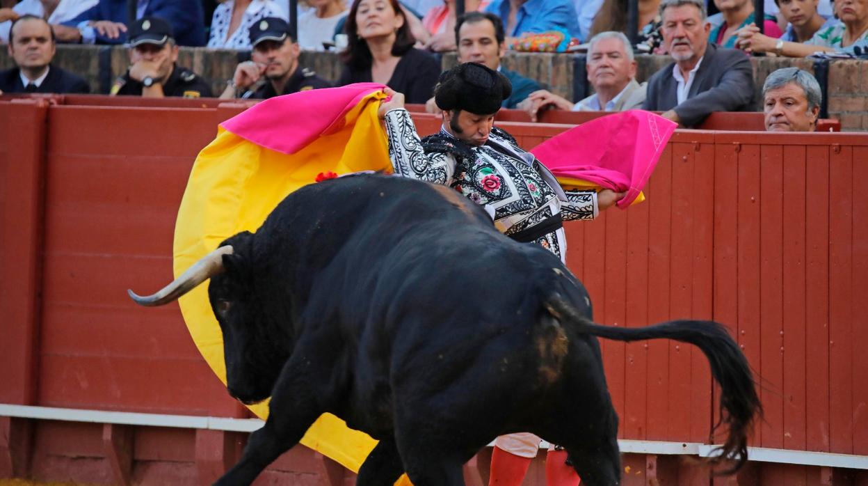 Morante de la Puebla con el capote sobre los hombros en la pasada Feria de San Miguel