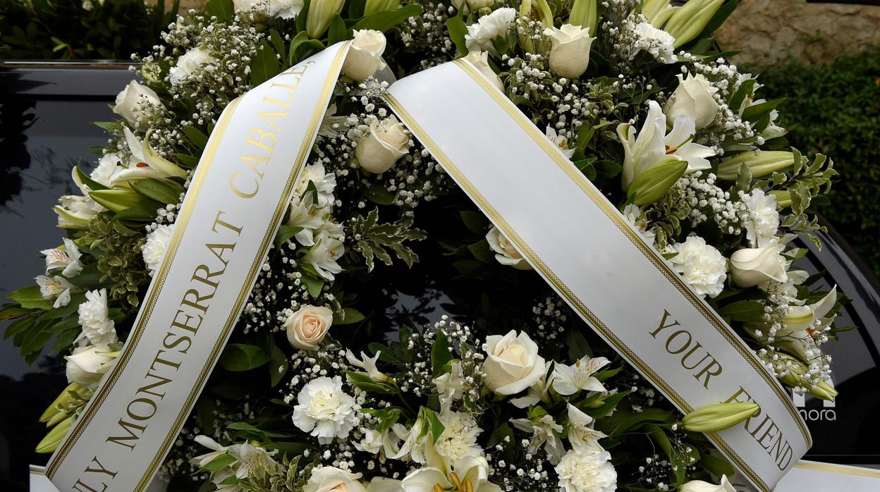 Detalle de una corona de flores en memoria de Montserrat Caballé