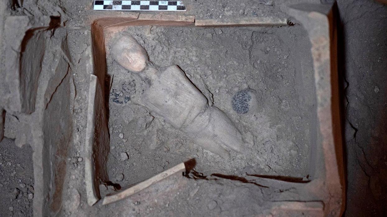La figura de mármol con forma de mujer encontrada en el yacimiento de Akrotiri, en la isla griega de Santorini