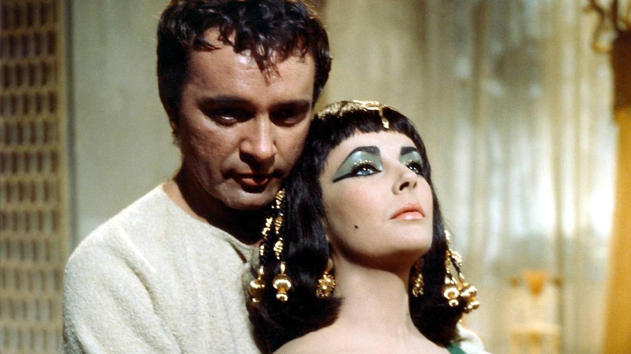 Elizabeth Taylor y Richard Burton como Cleopatra y Marco Antonio