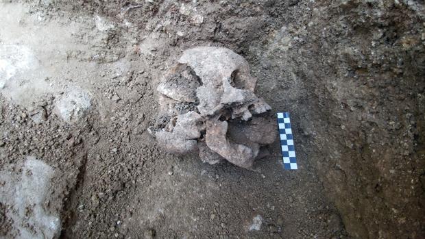Unos arqueólogos descubren en Italia el entierro de un «niño vampiro»