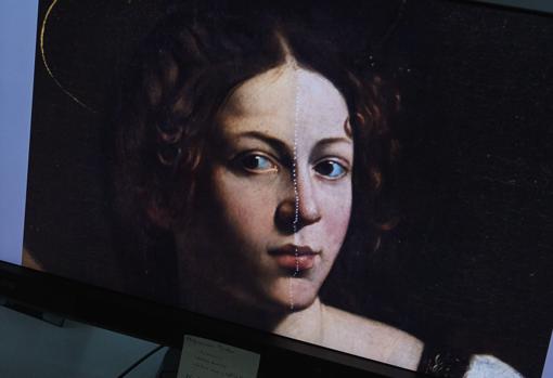 En la pantalla se aprecia el antes y el después de la restauración en el rostro de Santa Catalina de Alejandría