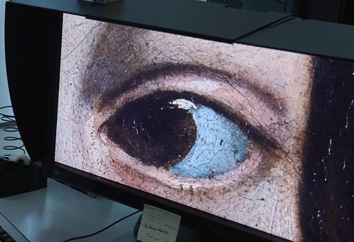 Las imágenes en alta definición permiten ver detalles imperceptibles: pinta de color azul el fondo de los ojos, que nosotros vemos blanco