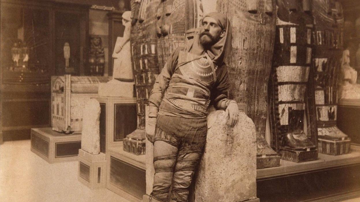 Eduardo Toda posando vestido de momia en una de las salas del desaparecido Museo de Bulaq, en El Cairo