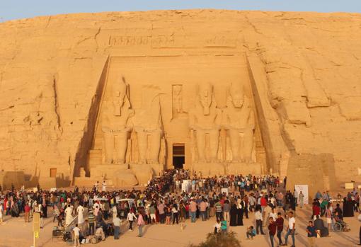 Numerosas personas se agolpaban hoy en Abu Simbel