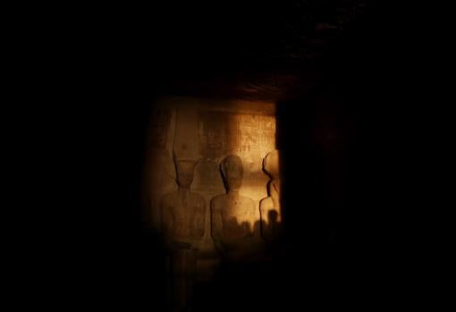 Instante en el que la luz ilumina el rostro de Ramses II