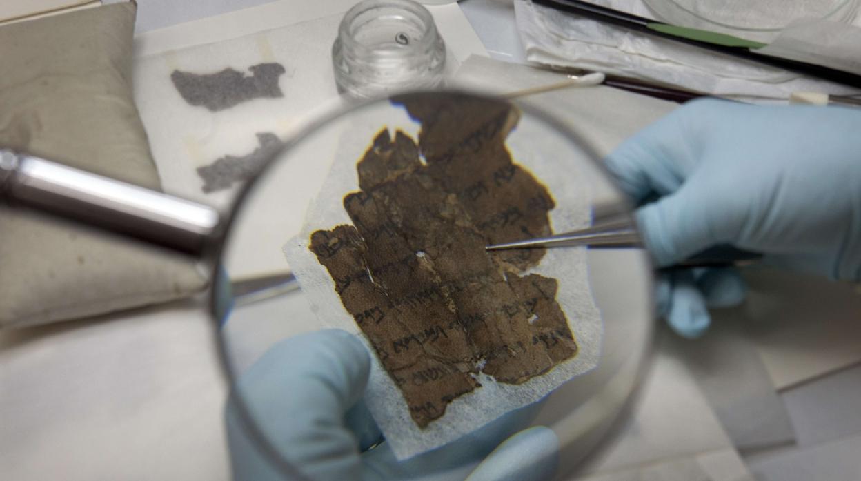 Al menos, cinco de los 16 Manuscritos del Mar Muerto son falsos