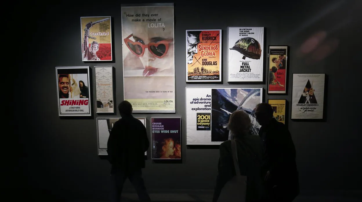 Un visitante contempla los pósters de las películas de Kubrick