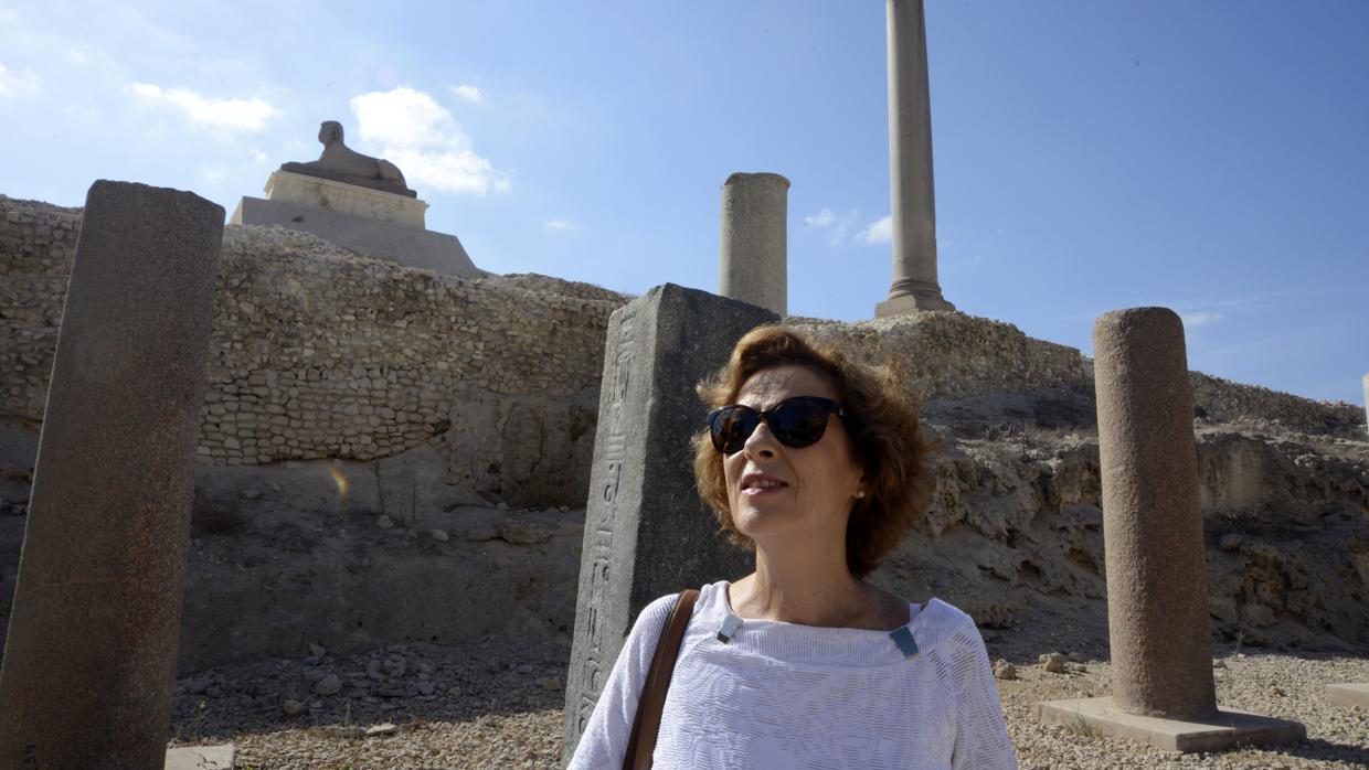 Julia Navarro, fotografiada delante de la Columna de Pompeyo, en Alejandría (Egipto)