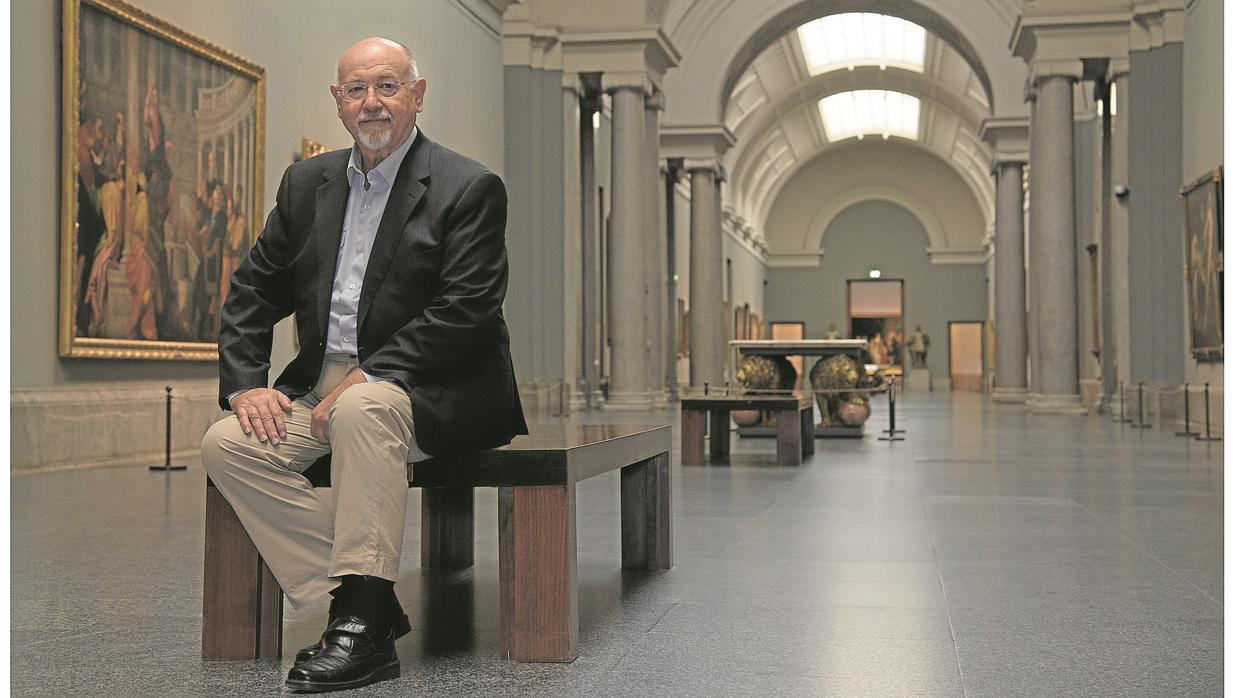 Juan Eslava Galán, sentado en la galería central del Museo del Prado